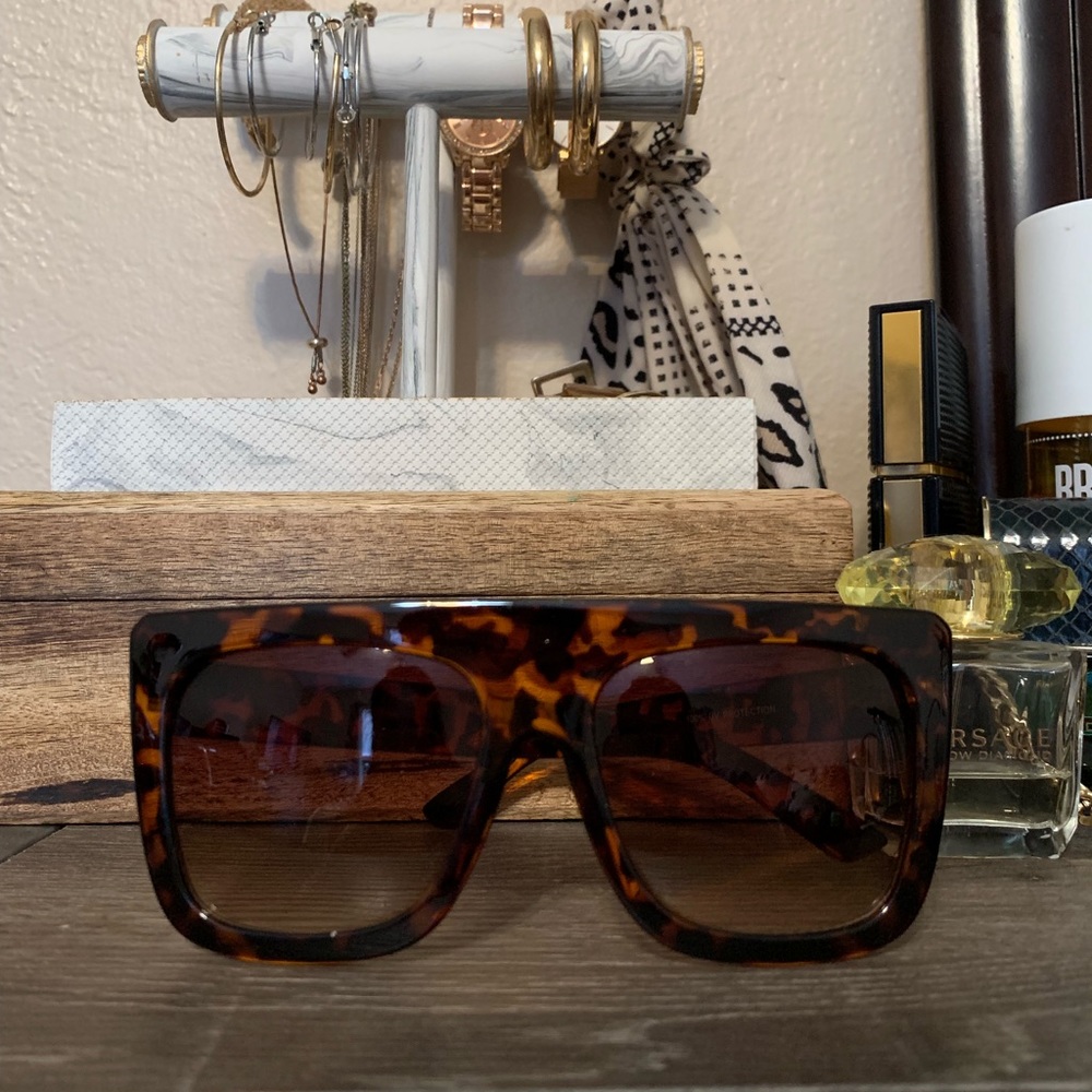 Tortoise flat top oversized sunnies